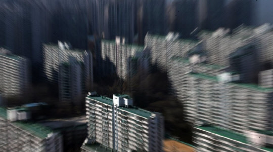 12·16 대책이 본격화하면서 강남 지역 아파트값 하락세가 뚜렷해졌다. 사잔은 서울 송파구 일대 아파트 단지의 모습.<연합뉴스>